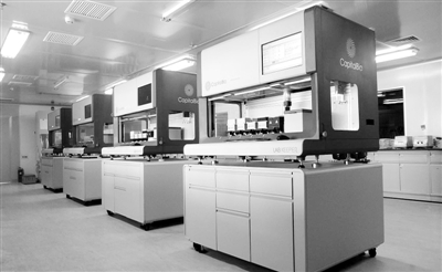 博奥生物集团自主研发的晶芯LabKeeper全自动液体工作站，实现了生命科学实验中各种液体处理的全自动操作，可用于核酸、蛋白及细胞等的提取、纯化等多项应用，集移液、振荡、加热、磁珠转移等多项功能于一体。